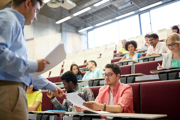 Etudiants dans l'amphithéâtre d'une université française étudiant université copie professeur amphithéâtre